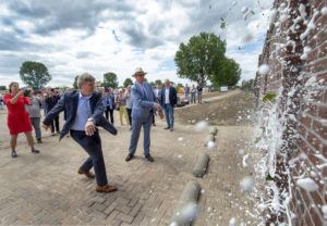 Dijkversterking aan kade Mook officieel opgeleverd