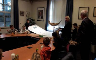 Kinderen bieden petitie aan burgemeester aan