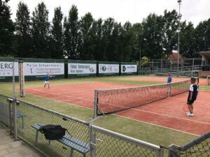 Vakantietennis voor jong en oud bij LTVO