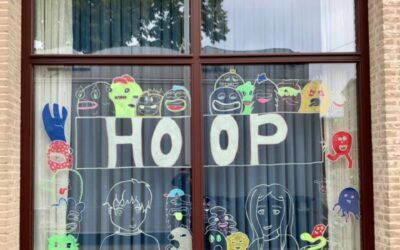 Gemeentehuis versiert met positieve boodschappen